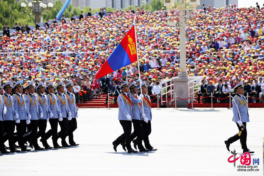  9月3日，中国人民抗日战争暨世界反法西斯战争胜利70周年纪念大会在北京隆重举行，有11个国家派方队、6个国家派代表队来华参加阅兵。图为蒙古国武装力量方队通过天安门广场。中国网记者 杨佳摄 