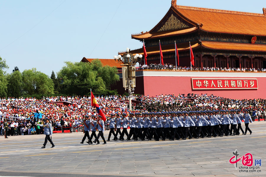 9月3日，中国人民抗日战争暨世界反法西斯战争胜利70周年纪念大会在北京隆重举行，有11个国家派方队、6个国家派代表队来华参加阅兵。图为蒙古国武装力量方队通过天安门广场。中国网记者 董宁摄