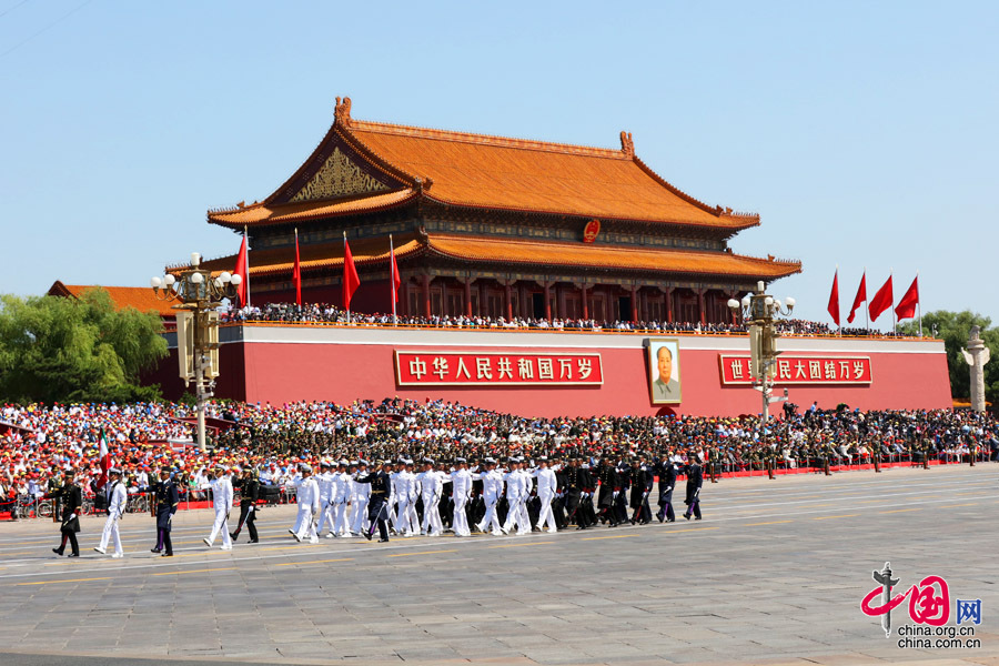  9月3日，中国人民抗日战争暨世界反法西斯战争胜利70周年纪念大会在北京隆重举行，有11个国家派方队、6个国家派代表队来华参加阅兵。图为墨西哥武装力量方队通过天安门广场。中国网记者 董宁摄