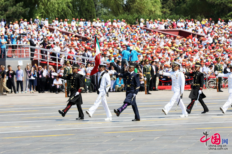 9月3日，中国人民抗日战争暨世界反法西斯战争胜利70周年纪念大会在北京隆重举行，有11个国家派方队、6个国家派代表队来华参加阅兵。图为墨西哥武装力量方队通过天安门广场。中国网记者 董宁摄