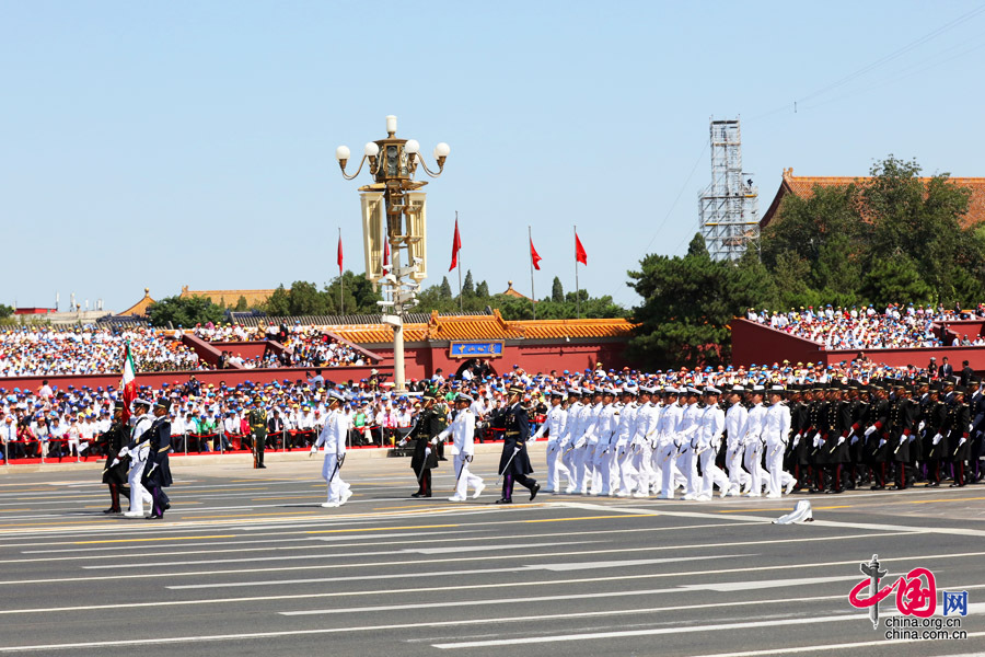 9月3日，中国人民抗日战争暨世界反法西斯战争胜利70周年纪念大会在北京隆重举行，有11个国家派方队、6个国家派代表队来华参加阅兵。图为墨西哥武装力量方队通过天安门广场。中国网记者 董宁摄