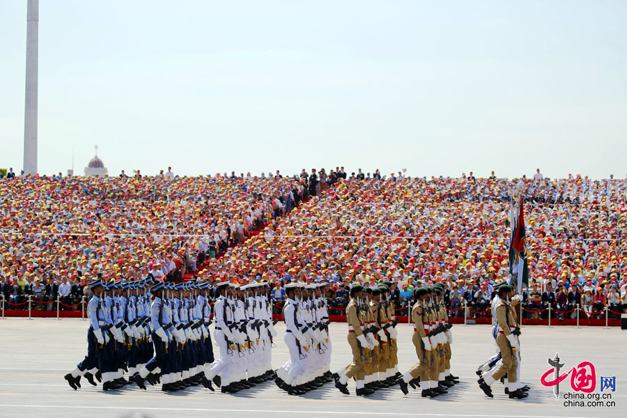9月3日，中国人民抗日战争暨世界反法西斯战争胜利70周年纪念大会在北京隆重举行，有11个国家派方队、6个国家派代表队来华参加阅兵。图为巴基斯坦武装力量方队通过天安门广场。中国网记者 杨佳摄