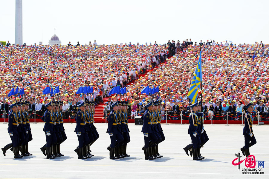9月3日，中国人民抗日战争暨世界反法西斯战争胜利70周年纪念大会在北京隆重举行，有11个国家派方队、6个国家派代表队来华参加阅兵。图为俄罗斯联邦武装力量方队通过天安门广场